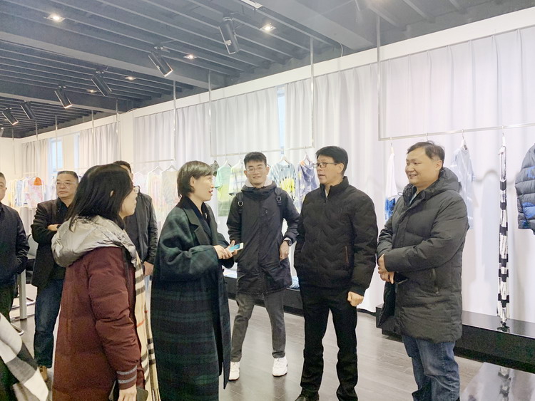 中國紡織品進出口商會、海安市商務局領導一行來訪華藝調(diào)研.jpg